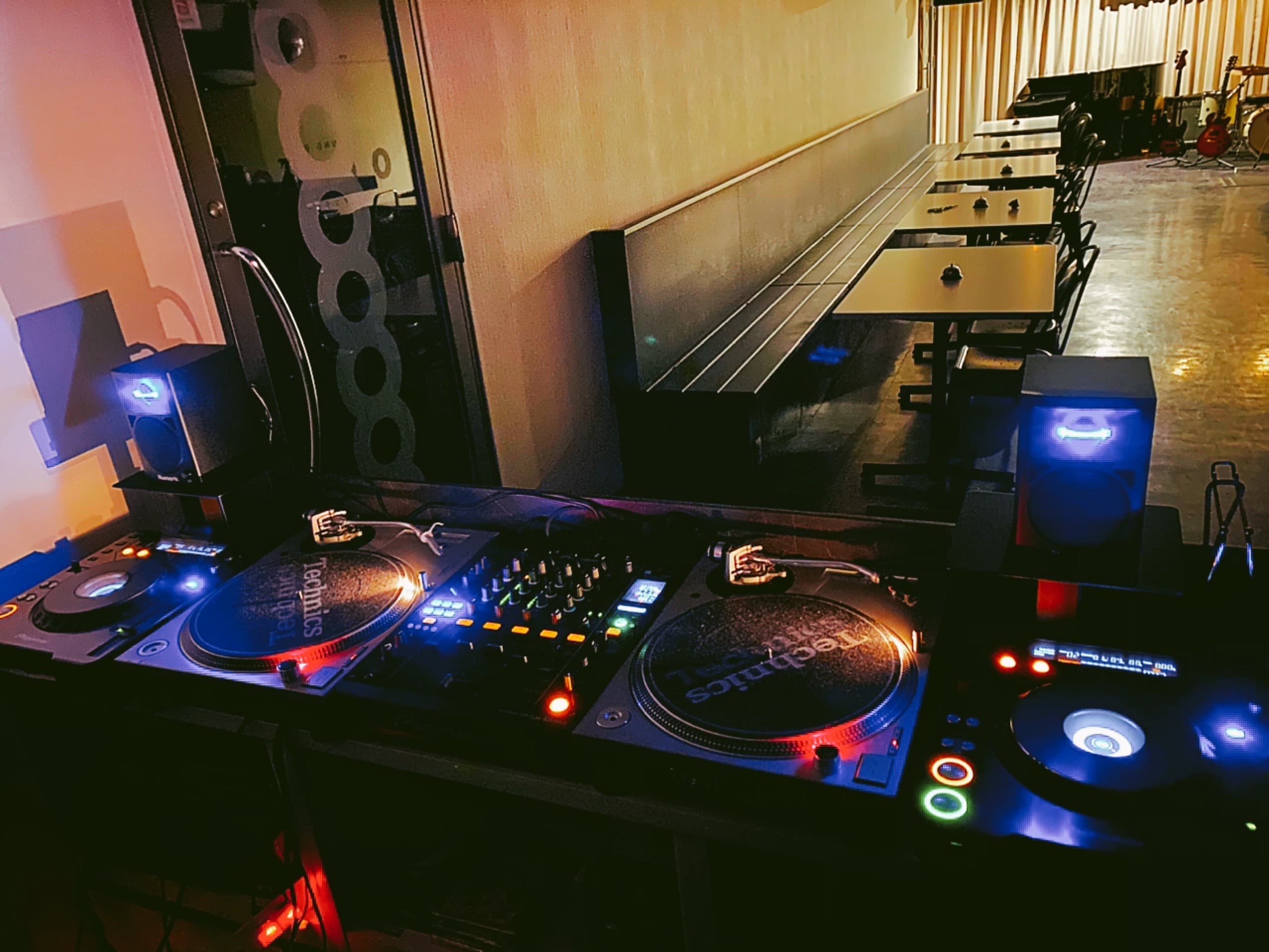 DJ