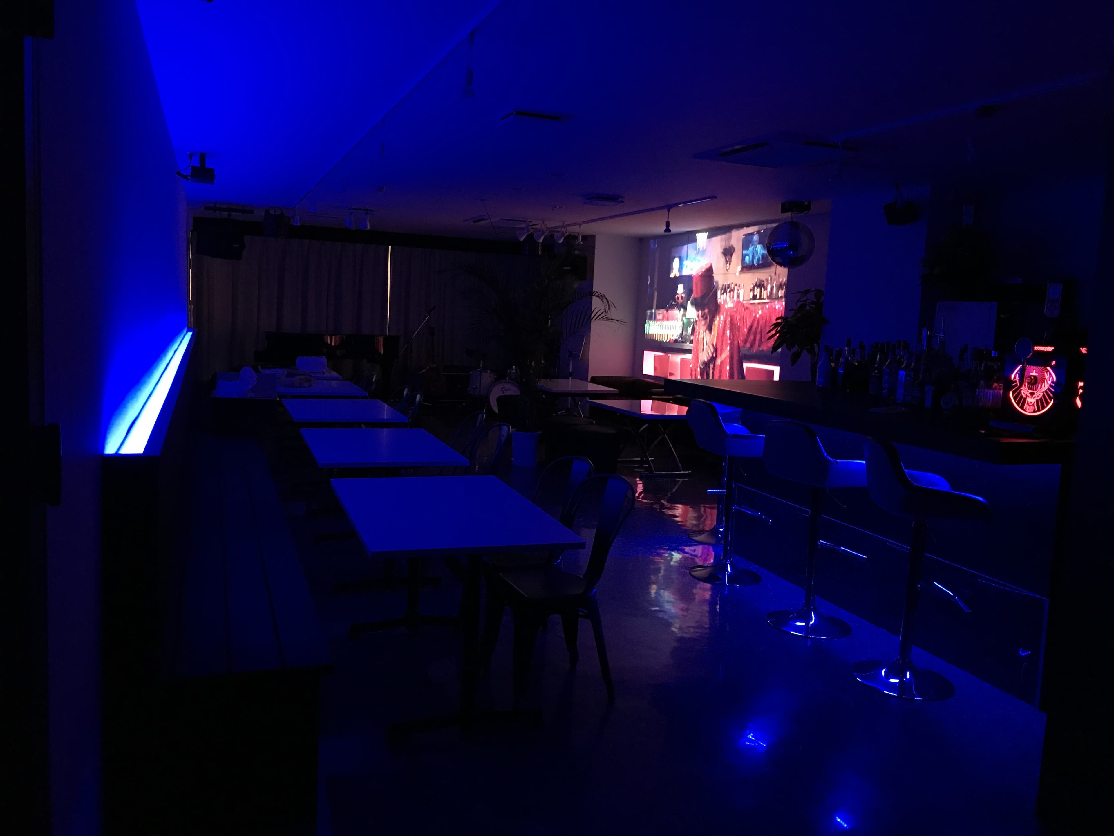 大型プロジェクターで映像を上映する店内