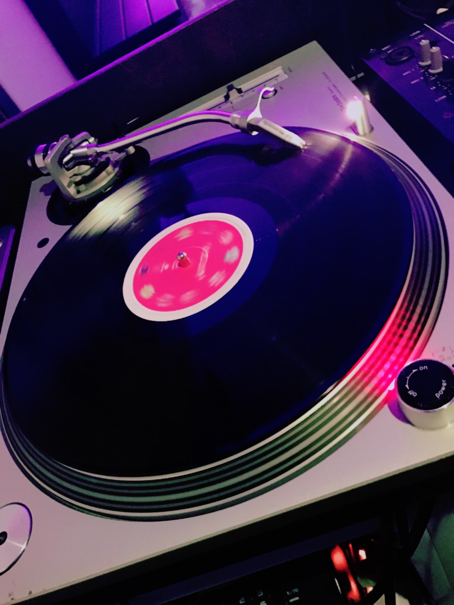 ターンテーブルでレコードを回す様子